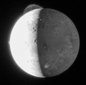 La dramática erupción del volcán Tvashtar, en Io, una de las mayores lunas de Júpiter. Imagen captada por New Horizons. Vía NASA.