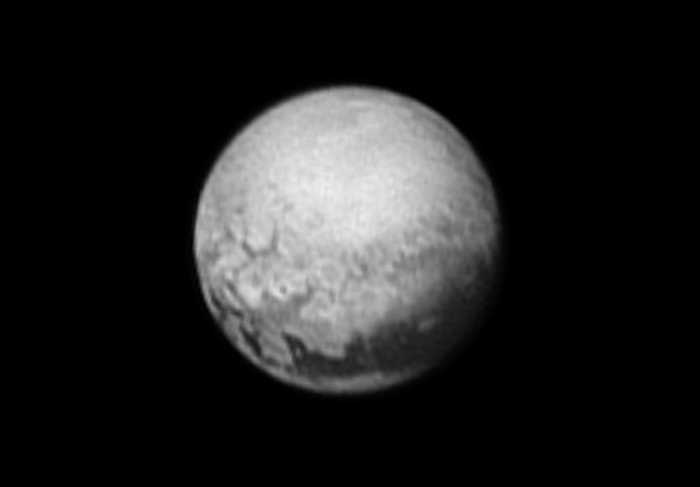 Una de las últimas imágenes enviadas por New Horizons, el 9 de julio de 2015. Las primeras muestras de la geología de Plutón. Vía NASA.