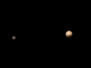 Plutón (a la derecha) y su luna Caronte, en una imagen del 8 de julio 2015. Imagen de NASA vía Space.com